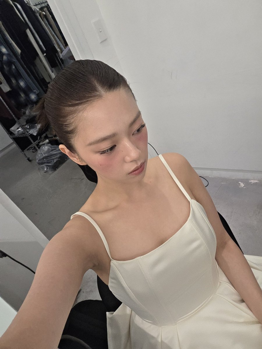 9wiceupdates's tweet photo. [JY🐶] 260629 4:10pm KST

“I like these too”
“I think it would be nice and cool to wear my hair like this for a concert. What do you think?” https://t.co/zv6j0YThJt