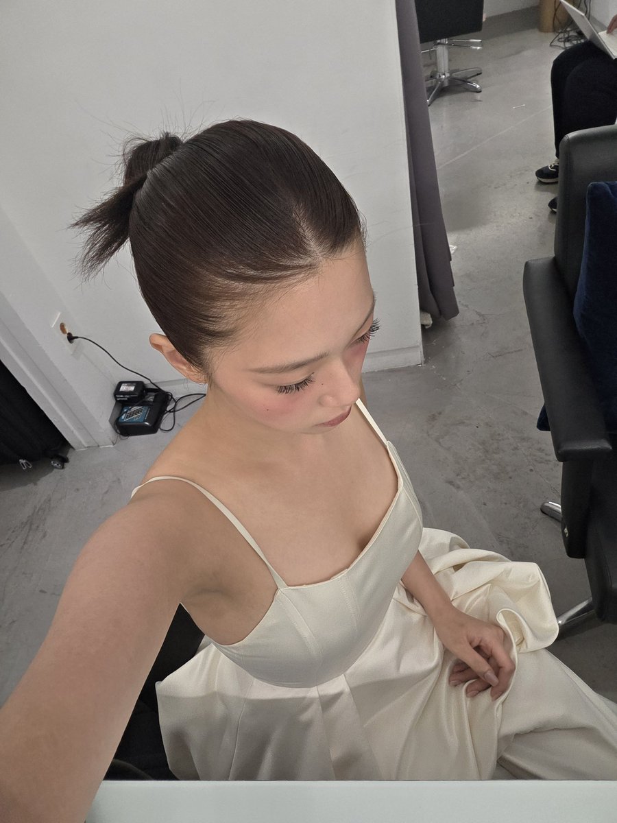 9wiceupdates's tweet photo. [JY🐶] 260629 4:10pm KST

“I like these too”
“I think it would be nice and cool to wear my hair like this for a concert. What do you think?” https://t.co/zv6j0YThJt