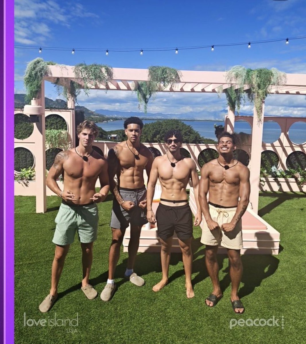 unusuaIHQ's tweet photo. Zach’s body is so phenomenally built! https://t.co/j5Jq7Rcf7V