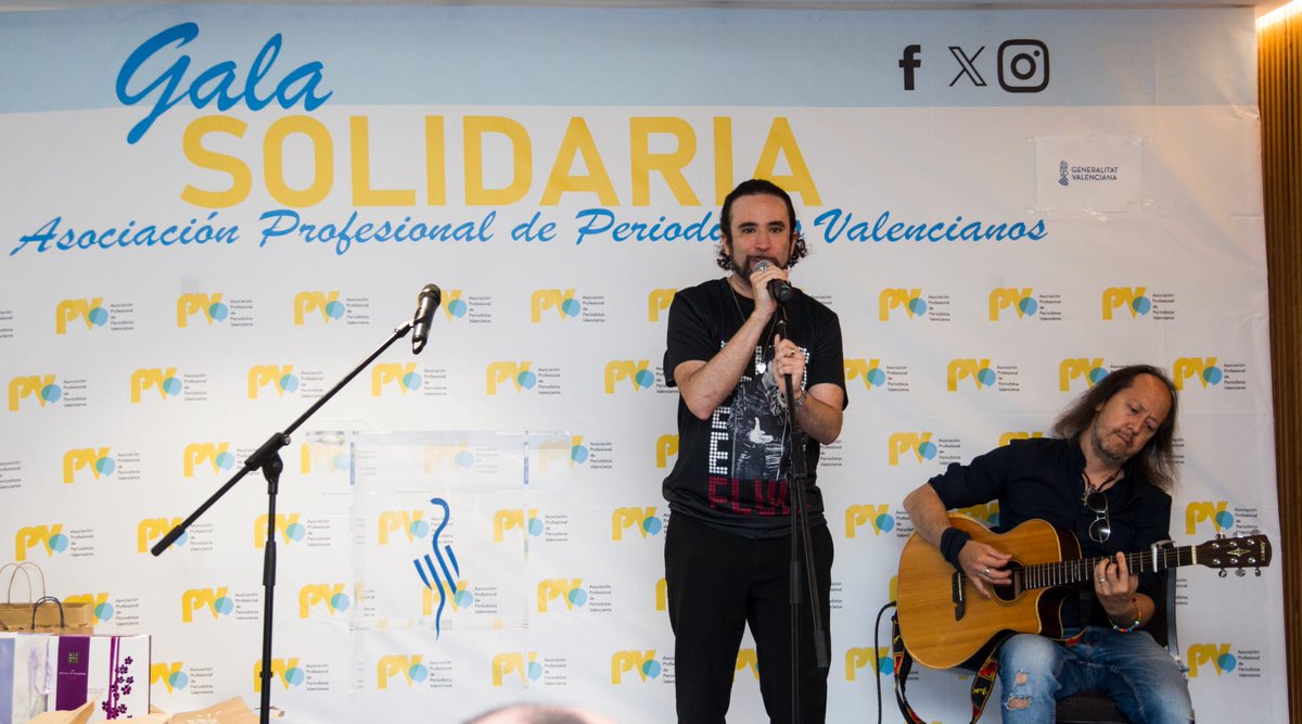 PabloGabaldon's tweet photo. Os dejo una primera tanda de fotos del miniconcierto que hicimos en la gala solidaria de la @appvestudiantes, a beneficio de @Casaldelapau1.
Un placer compartir escenario de nuevo con el gran Edgardo Codutti.
Gracias por confiar en nosotros y por una velada estupenda.
#cantautor https://t.co/cRdKSaXqiQ