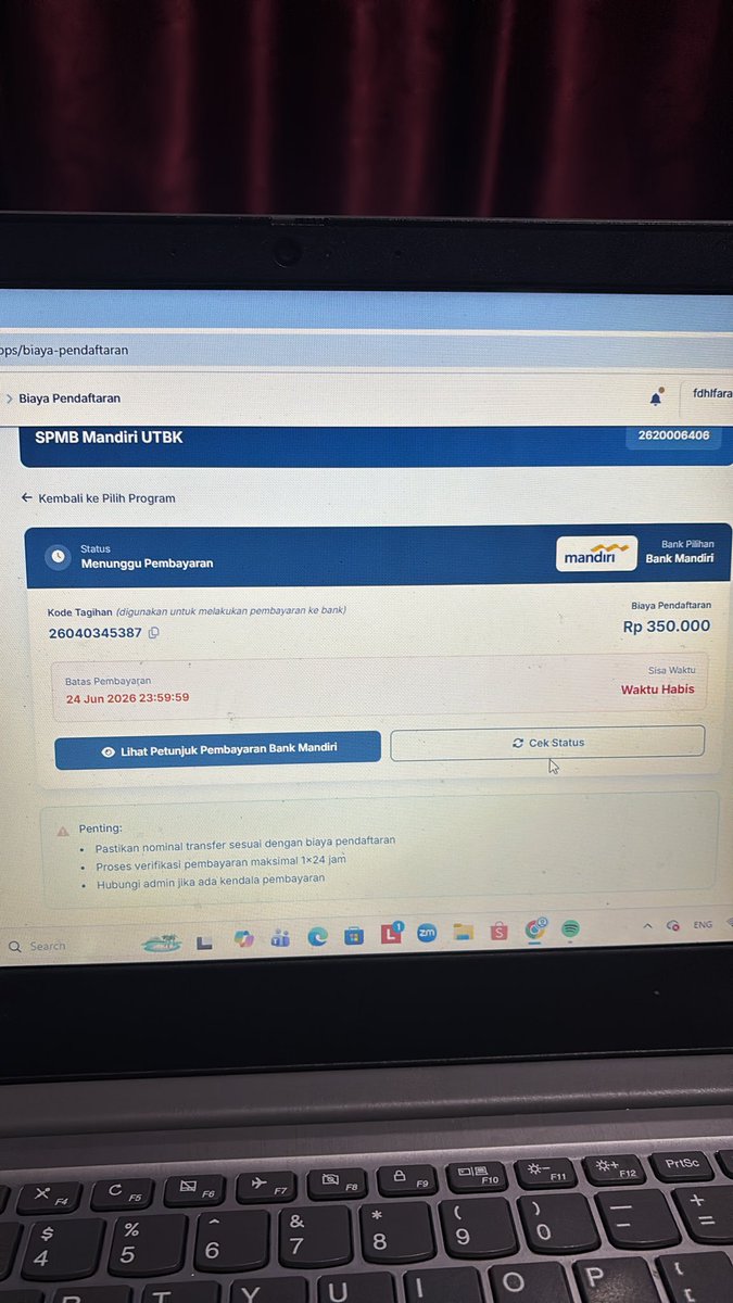 daniiarnata's tweet photo. unsoed! 
guys, ini gimana cara pembayaran ulang nya ya? kmarin iseng daftar dan masuk ke tahap pembayaran, aku gatau kalo batas pembayaran cuma 2 hari. dan skrg mau daftar beneran malah waktu habis, tolong tmen’ ini harus apa, udah hubungin email, no telp unsoed gaada jawaban🥹🙏🏻 https://t.co/sxYZhZ6QRJ