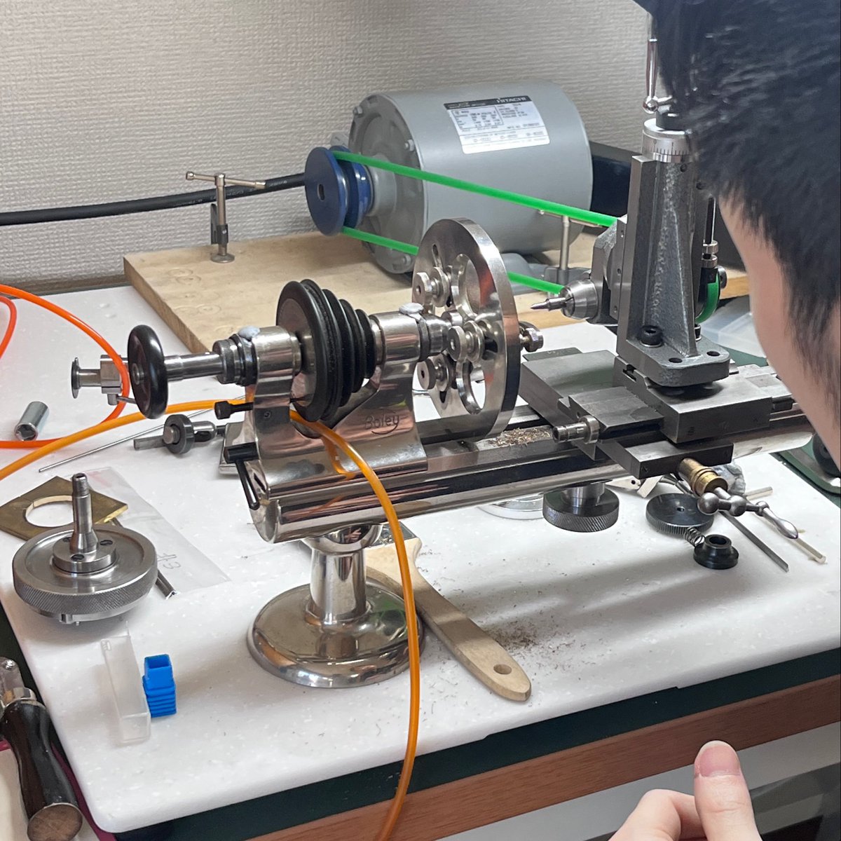 WatchAcademy's tweet photo. ハミルトンペイサーの中枠作り5日目
前回は外径切削が終わったので、巻真が入る穴や機止め板用のスペースを作る。アタッチメントを駆使して垂直や位置を微調整しながら進めるものの大事なところは勘に頼るという不思議な作業。でもおかげでムーブを収めるところまで完成。 https://t.co/zz36fCqyPb