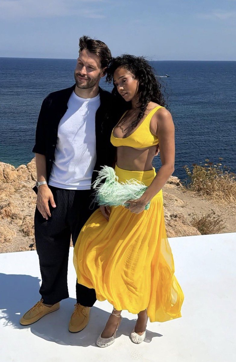 zoreleyes's tweet photo. ELAS DE AMARELO MINHAS PRINCESAS https://t.co/QvYTeM3k3n