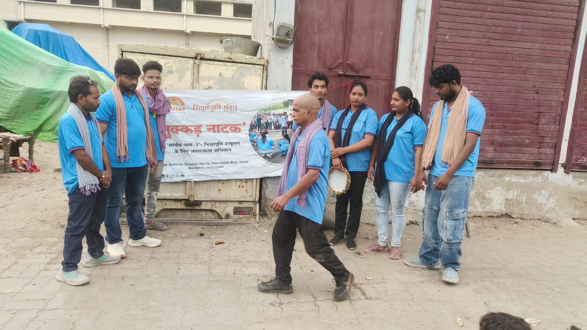 Badlavindia_org's tweet photo. नाटक के उपरांत दर्शकों और आम ना���रिकों को बदलाव द्वारा उपलब्ध कराई जा रही पुनर्वास सेवाओं एवं सुविधाओं की जानकारी वाले पम्पलेट वितरित किए गए। साथ ही लोगों से अपील की गई कि यदि उनके आसपास कोई व्यक्ति भिक्षावृत्ति में संलग्न है, तो उसे बदलाव से जोड़ने में सहयोग करें। https://t.co/zd5Heky12K