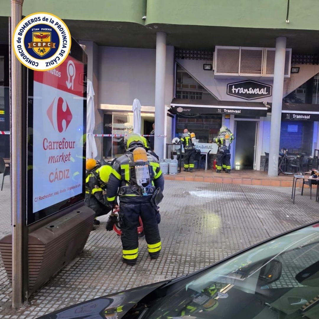 BomberosCbpc's tweet photo. 🗓️26/06/26 ⏰21.28h
Salida del parque de #Cádiz por incendio en una freidora de un bar. A nuestra llegada el aceite está en combustión. Extinguimos el incendio, reducimos la temperatura del aceite, cubrimos la freidora con paños húmedos y ventilamos.
👩🚒 7 🚒 3
#CBPC https://t.co/O77PBDRJrG