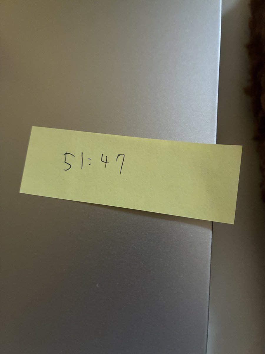 hamuyashiki's tweet photo. 1週間くらい前からMacBookに貼ってる付箋。書いたのは私。でも何のために書いたのか思い出せなくて捨てられない。 https://t.co/T2Yc1BBeOF