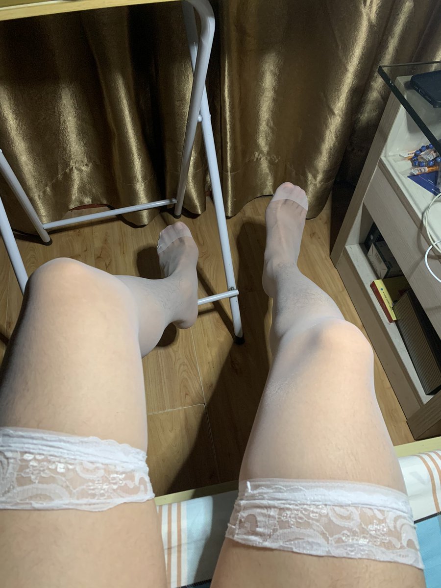 nnuj101's tweet photo. 近期最爱穿的骚丝，来个1M舔妈妈的丝袜脚😛 #0S #白丝 #丝袜 #1M #臭脚 #深圳 https://t.co/knvEfg2Uux