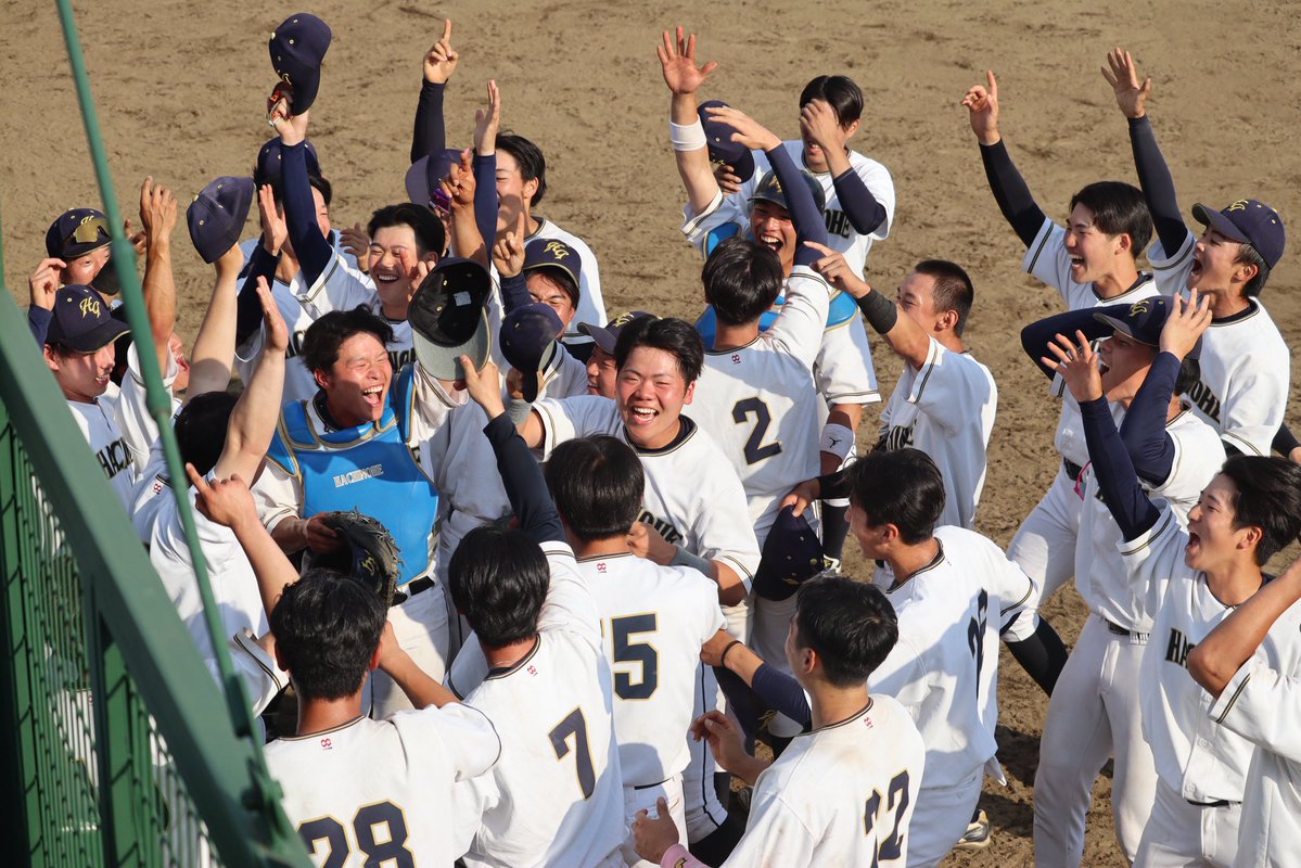 knyshkt's tweet photo. 2026年度北東北大学野球新人戦
優勝🏆八戸学院大学
前日の富士大戦と同じくらい激戦を粘って優勝✨️

いつもは監督代行ゆうじさんだけど、今回はけんさんなところも新鮮で尚更おめでたい👏🏻
(糸瀬くんカメラに向かってバンザイ笑) https://t.co/I4dsch12Jp