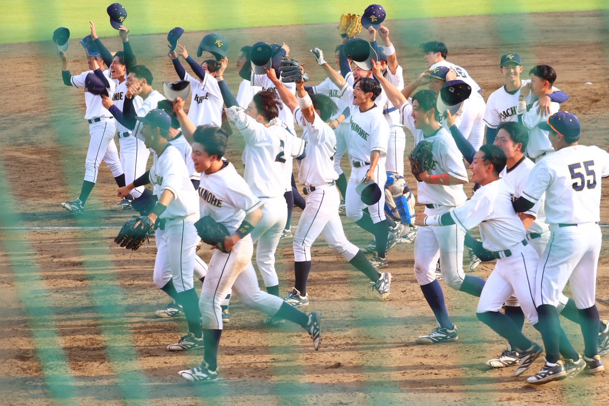 knyshkt's tweet photo. 2026年度北東北大学野球新人戦
優勝🏆八戸学院大学
前日の富士大戦と同じくらい激戦を粘って優勝✨️

いつもは監督代行ゆうじさんだけど、今回はけんさんなところも新鮮で尚更おめでたい👏🏻
(糸瀬くんカメラに向かってバンザイ笑) https://t.co/I4dsch12Jp