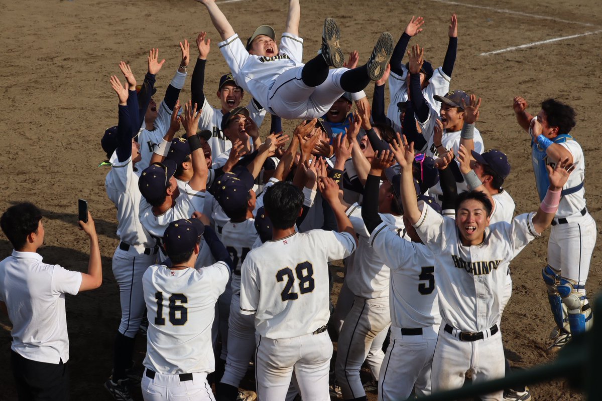 knyshkt's tweet photo. 2026年度北東北大学野球新人戦
優勝🏆八戸学院大学
前日の富士大戦と同じくらい激戦を粘って優勝✨️

いつもは監督代行ゆうじさんだけど、今回はけんさんなところも新鮮で尚更おめでたい👏🏻
(糸瀬くんカメラに向かってバンザイ笑) https://t.co/I4dsch12Jp
