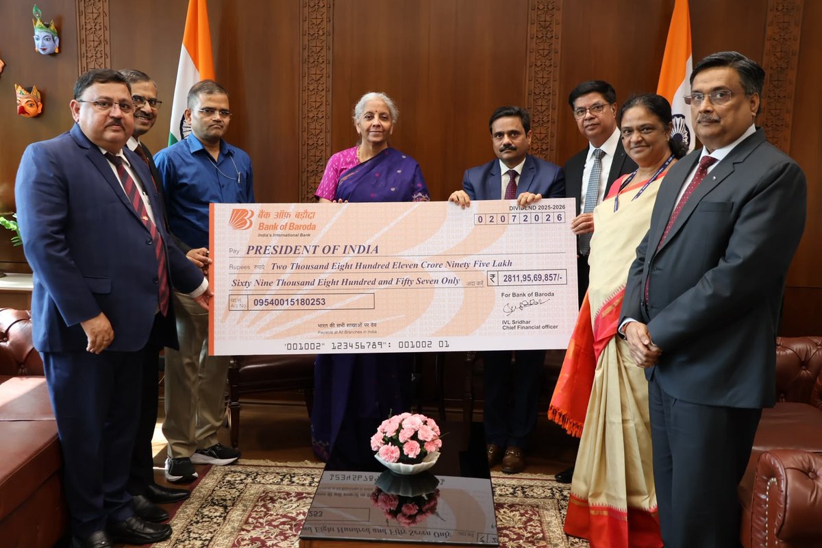 nsitharamanoffc's tweet photo. Smt @nsitharaman receives a dividend cheque of Rs 2,811 crore for FY 2025-26 from Shri Debadatta Chand, Managing Director &amp; CEO - @bankofbaroda. https://t.co/DuE56yTeVu