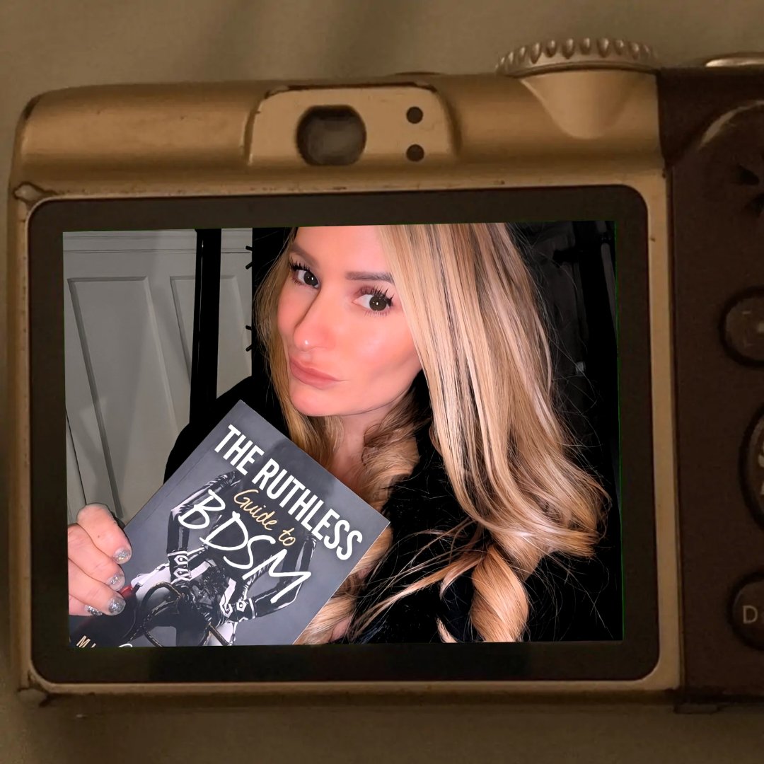 PrincessKaz_Dom's tweet photo. Competition. Win a signed copy and handwritten note! 

To enter - like, comment and #rt my posts. 

A winner will be chosen at random this weekend https://t.co/YcjWnOkXyS