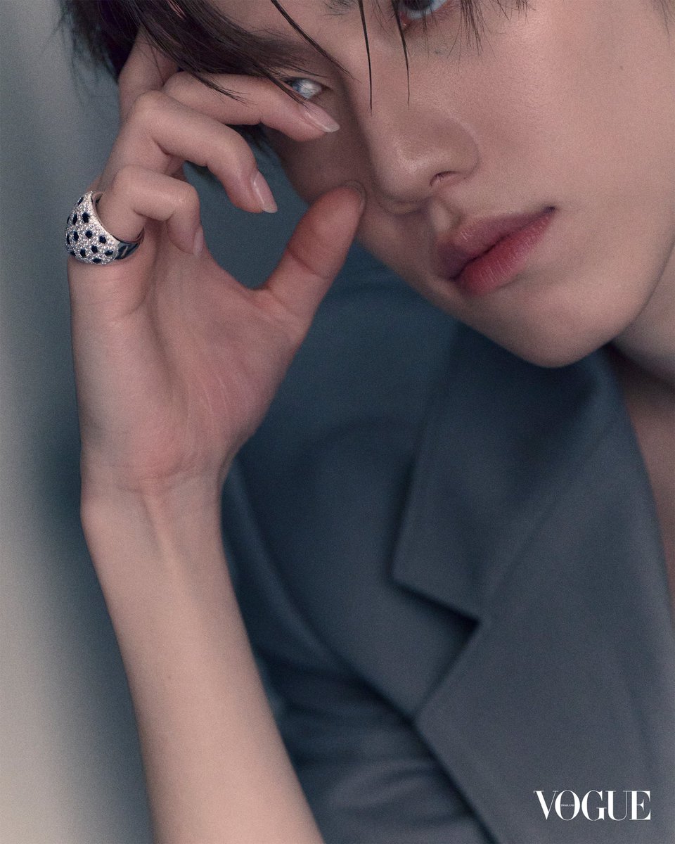 VogueThailand's tweet photo. #VogueExclusive เปิดอัลบั้มเบื้องหลังสุดพิเศษกับการถ่ายแฟชั่นเซ็ต ‘พีพี-กฤษฏ์’ กับ Cartier @Cartier กับการประกาศเป็นแบรนด์แอมบาสเดอร์คนล่าสุดจากประเทศไทย นำเสนอมนตร์เสน่ห์ที่เชื่อมโยงกับเมซงคาร์เทียร์มาอย่างหนักแน่นและมั่นคง ถ่ายทอดเรื่องราวคาแร็กเตอร์อันเปี่ยมด้วยเอกลักษณ์ หลังจากสร้างโมเมนต์อันน่าประทับใจมาอย่างต่อเนื่องตั้งแต่ปี 2022 จวบจนปัจจุบัน โดยล่าสุดขึ้นปกโว้กประเทศไทยฉบับเดือนมิถุนายน 2026 พร้อมด้วยการเดินทางสู่กรุงเมลเบิร์น ประเทศออสเตรเลีย กับการท่องไปในมิติอันลึกซึ้งของคาร์เทียร์อย่างสมบูรณ์แบบมากขึ้น ซึ่งนับจากแฟชั่นเซ็ตครั้งนี้ ถือเป็นเส้นทางอันยาวไกลของพีพีกับเมซง และเป็นสัญลักษณ์ของการเดินทางร่วมกันต่อไปในอนาคต #CartierThailand #CartierxPPKRITT #PPKrit 

เรื่องและภาพ: Nattanam W.
