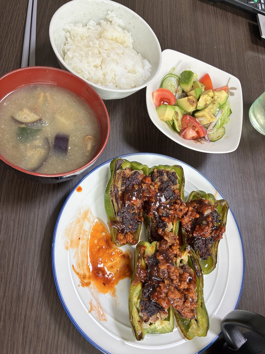 migu5643's tweet photo. #おうちごはん 
昼はピーマンの肉詰め🙌 https://t.co/FQ58O6nlW3