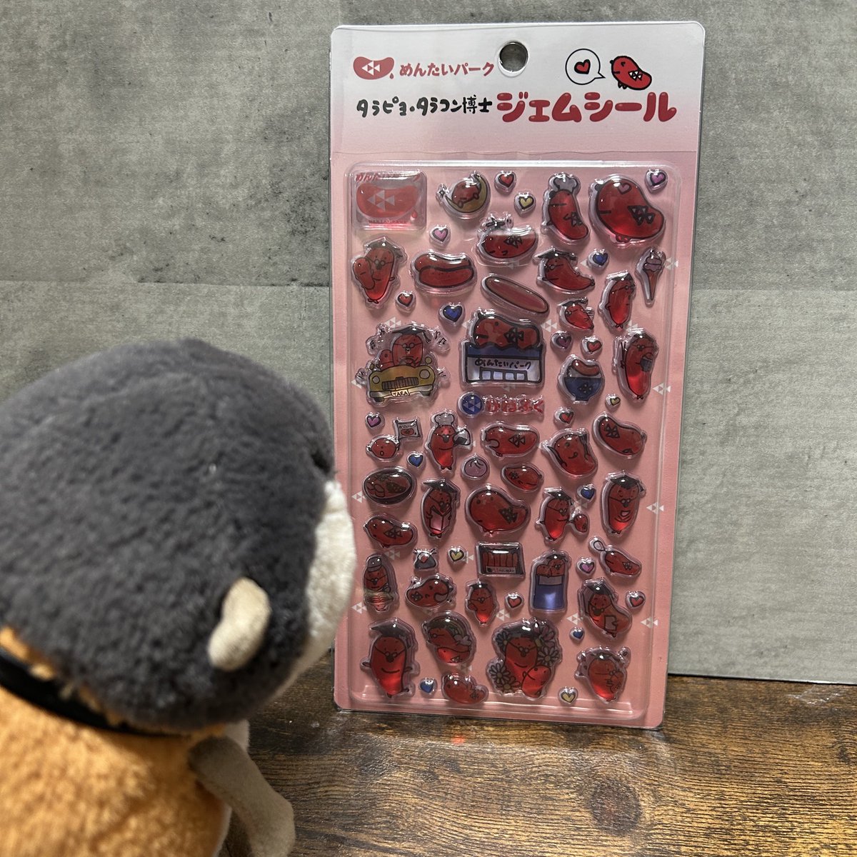 chomu0508's tweet photo. かねふくの出来たて明太子食べたくて通販で買ったついでにシールも購入！

めんたいパークで売ってるおにぎりとか、ソフトクリームとかもあるんだけど
なんと今回買った大好きな出来たて明太子までシール化されてる！！

使おうと思ってたけど使えないわ.... https://t.co/Hr6PjMXUlr
