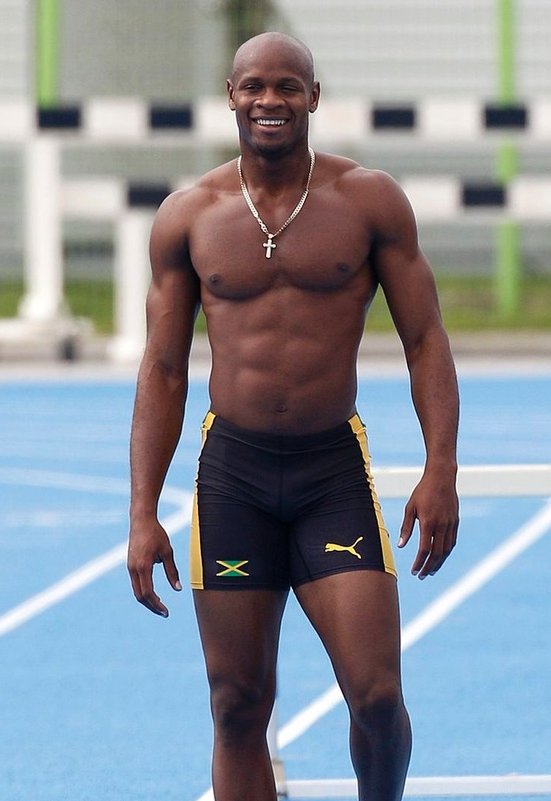 luisomor's tweet photo. Sprinter physique 

vs.

Runner physique https://t.co/OQSvGwZNVR