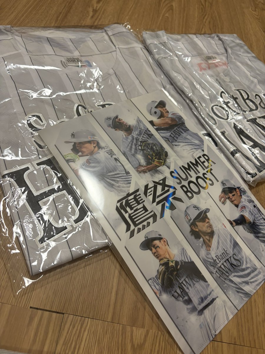 hawksMackeyma's tweet photo. 彼女の会社のお陰で試合には行けないけどひと足先にサマーブーストのユニとファイルを頂きました‼️
くっそかっこいい明日からこれ来て応援します📣📣📣
#sbhawks https://t.co/kCOIRJrGBQ