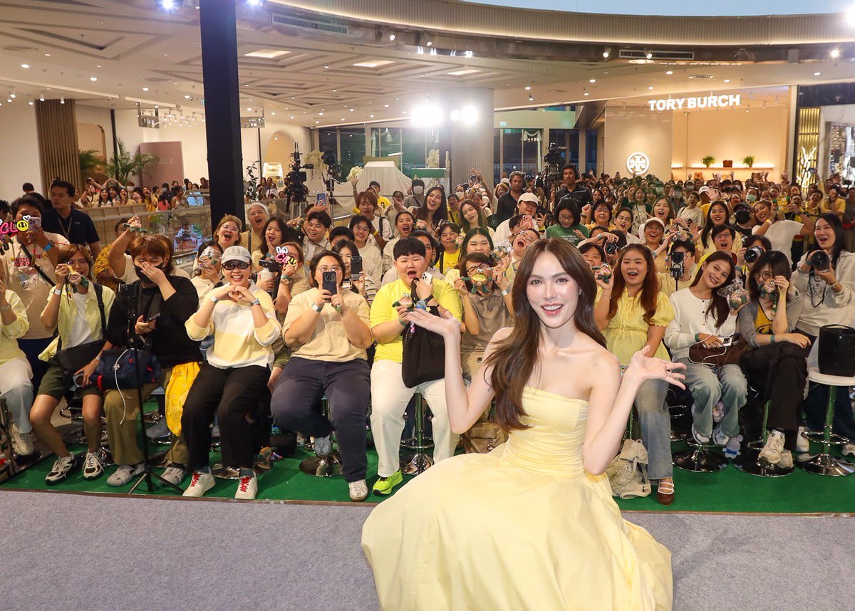 otpcnews's tweet photo. ฟินห้างแตก “เซสปรีกีวี” ดึง“ชาลอต” ปลุกกระแสเฮลตี้ เปิดฉาก “ฤดูกาล Zespri Kiwifruit 2026” เซอร์ไพรส์จัดเต็ม!

#ชาล็อตออสติน #CharlotteAustin 
#ZespriTHXCharlotte 
#ZespriThailand 
#ZespriKiwifruit
 
​เปิดฉากยิ่งใหญ่! เซสปรีกีวี สตาร์ทความปังรับต้นฤดูกาลด้วยการคว้าตัวนางงามสุดฮอต ‘ชาลอต ออสติน’ ดีกรีความฟินระดับโลก มาร่วมเปิดประสบการณ์ความสดชื่น หวานฉ่ำ พร้อมเซอร์ไพรส์จาก ‘อิงฟ้า วราหะ’ ในงาน “เปิดฤดูกาล Zespri Kiwifruit 2026” สุดยิ่งใหญ่ พร้อมเปิดตัวแคมเปญ Brothers Battle ที่เตรียมศิลปินคู่หู คู่ซื้ 4 คนมาให้คนรักสุขภาพได้ติดตามและร่วมกิจกรรมตลอดฤดูกาลนี้ ซึ่งจัดขึ้นโดย Zespri Kiwifruit Thailand ผู้นำด้านการตลาดกีวีระดับโลกจากประเทศนิวซีแลนด์ งานนี้ทำเอาแฟน ๆ มาให้กำลังใจแน่น  Central Park Bangkok ลาน The Sky Hall ชั้น 1  เมื่อวันก่อน จนแฮชแท็ก #ZespriTHXCharlotte พุ่งติดเทรนด์ X อันดับ 1

อ่านข่าวเพิ่มเติมได้ที่ https://t.co/eBIhiPzWFe