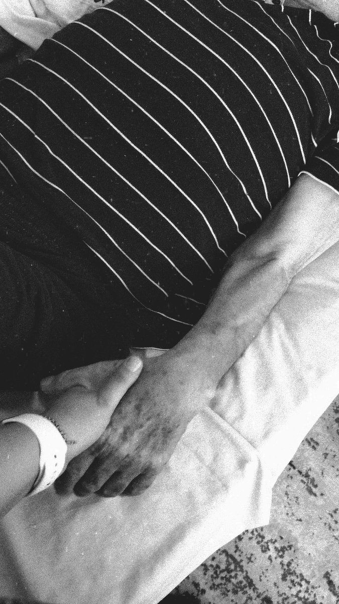 Nidaklcl's tweet photo. "Sen benim çocukluğumun masalı, gençliğimin pusulası, geleceğimin ise en büyük umudusun"
Hey gidi Arif reis, dedem ahh can dedem 🖤 https://t.co/qQjGxZoJsT