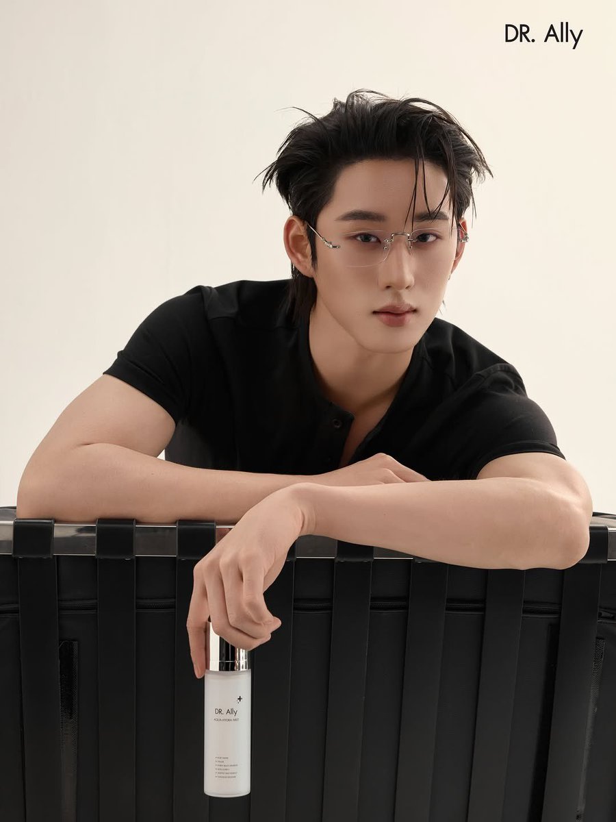Kimsounwr's tweet photo. ✨ พรีเซ็นเตอร์หล่อ ✨บอกต่อค่าา
🫶🏻ช่วงนี้แพ้หนุ่มใส่แว่น💞

#est_rvp #DRAllyxEst #DRAllyAquaHydraMist https://t.co/kgHojbL3VY
