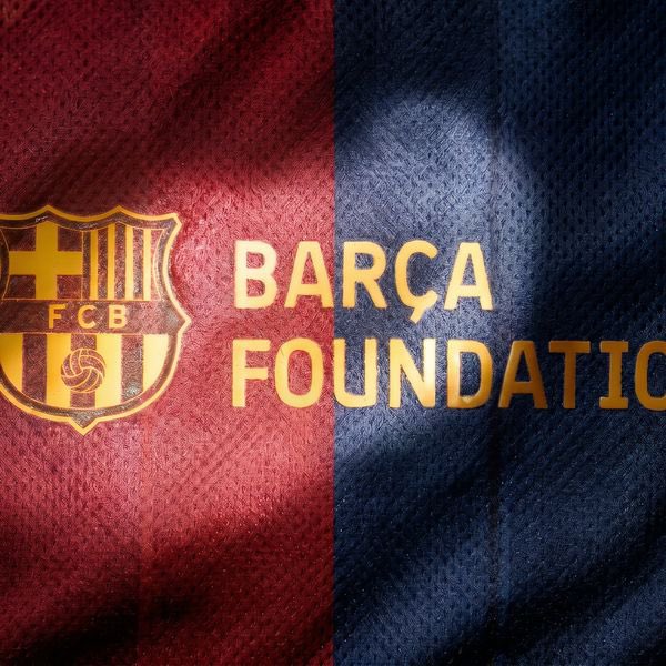 BarcaInsight_ID's tweet photo. ✅ Resmi : Mulai dari musim depan, tim pria dan wanita pertama FC Barcelona akan mengenakan logo Barca Foundation di seragam mereka selama semua kompetisi resmi. Yayasan ini bekerja untuk meningkatkan kualitas hidup ribuan anak-anak dan remaja di Katalonia dan di seluruh dunia. Ini adalah ruang untuk isu-isu yang menantang umat manusia dan menghubungkan sepak bola dengan tantangan sosial besar di zaman kita. 

📝 : [@FCBarcelona]

Més que un club 💙❤️