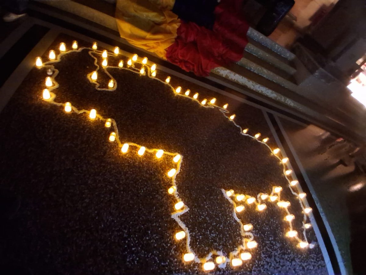 leoperiodista's tweet photo. #29jun...La noche de ayer domingo feligreses de Santa Cruz de  Mora en Merida realizaron una hora santa por la recuperación de Venezuela https://t.co/5ZYBWaxJxi