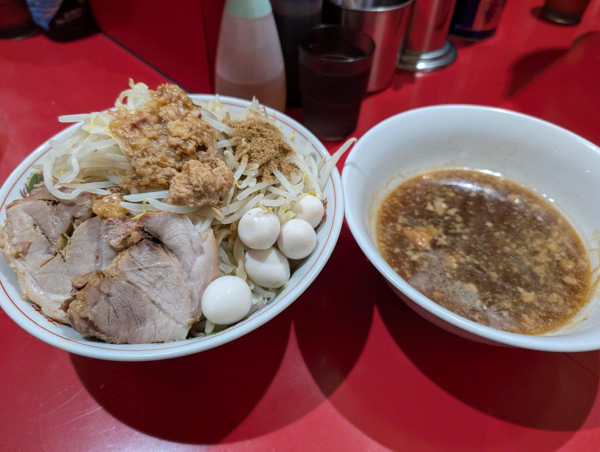 Aug20jut's tweet photo. #ラーメン二郎
#ラーメン二郎千葉店
#ラーメン
今日の夕飯はラーメン二郎千葉店さんのつけ麺！最近つけ麺ハマってます😀 https://t.co/89U5cDYNa8