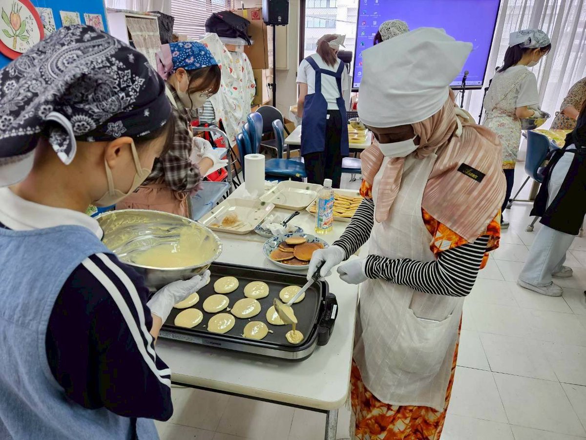 AivoScv's tweet photo. 6月27日（土）の子ども食堂ボランティアに参加しました✨

先日のハレルヤ子ども食堂のメニューは愛媛県提供のジビエ肉《鹿肉ミンチ10kg》を使用したキーマカレー、野菜サラダ、デザートのミニホットケーキでした！
みんなで協力して、ホットプレートで沢山のパンケーキを焼くことができました！ https://t.co/90wMUbZcA4