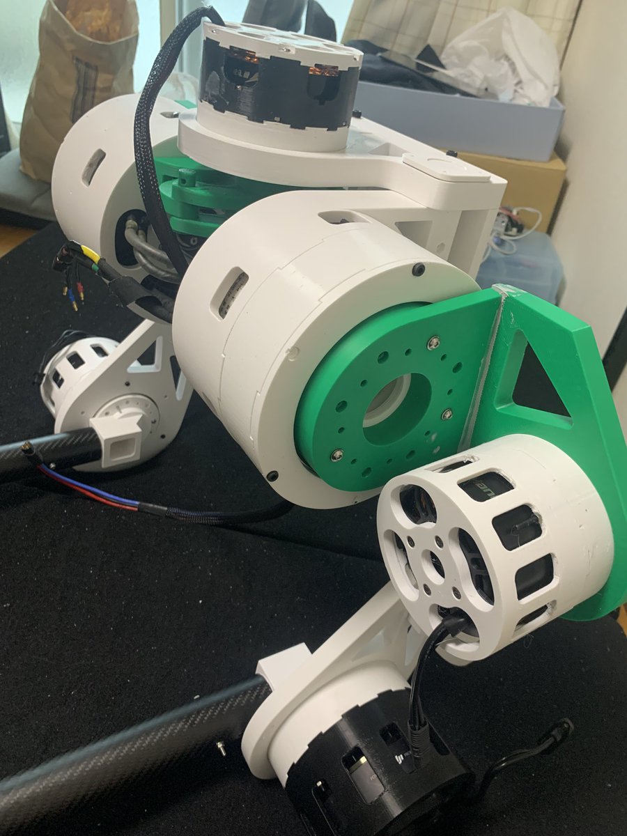 mouse_labo's tweet photo. 機械と回路は出来てるけど、プログラムを一つ間違うだけで死人がでそうという理由で、動かしていない2足歩行ロボットを、いつか動かしたいな https://t.co/jiqUt9TxK6
