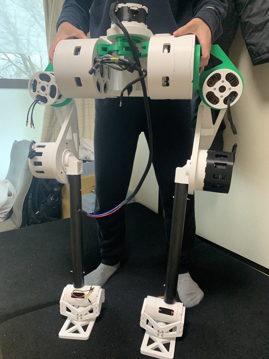 mouse_labo's tweet photo. 機械と回路は出来てるけど、プログラムを一つ間違うだけで死人がでそうという理由で、動かしていない2足歩行ロボットを、いつか動かしたいな https://t.co/jiqUt9TxK6