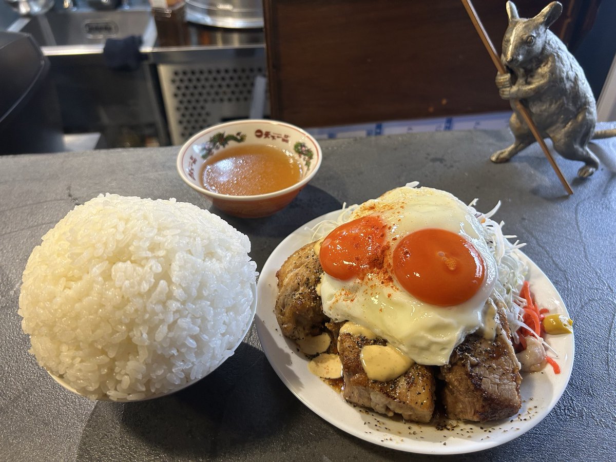 chara062's tweet photo. 灼熱ライドの先にあった絶品チャーシュー！さくらであい館経由「ミートくん間借り食堂」@meatboyslimへ

本日は淀川の川沿いに9時集合。

思っていた以上に暑い…。

今回は、富士スピードウェイ24時間耐久レースに参戦したプロドライバーの後輩ちゃんとトレーニングライドです。

メニューはシンプル。
ひたすら平坦を踏み倒すだけ！

後輩ちゃんは久しぶりのロードバイク。
この過酷なトレーニングについて来られるのか少し心配でした。

自分は普段からよく走っているコースなので、「1時間ちょっとでさくらであい館に着くだろう」と思っていました。

…しかし、ここから地獄の始まりでした。

暑すぎる。

ボトルのドリンクがあっという間になくなります。

川沿いは補給できる場所が少なく、完全に油断していました。

何とかさくらであい館に到着し、しっかり補給と休憩。

体力を回復させて次の目的地へ向かいます。

目的地はミートくん間借り食堂。@meatboyslim

絶品チャーシューが食べられると評判のお店です。

ところが今度は時間との戦い。

15時閉店なので少しペースを上げたいところですが、暑さが限界…。

途中の水道で頭から水をかぶってクールダウンしながら進みました。

改めて、夏のライドは暑さとの戦いですね。

正直、昼間のロングライドはあまりおすすめできません。

何とかギリギリでお店に到着！

店員さんもとても親切で、聞いてみると、この日はたまたま売り切れていなかったとのこと。

食べられない日もあるそうなので、本当にラッキーでした！

運ばれてきたチャーシューは、とにかく分厚い！

それなのに驚くほど柔らかく、濃いめの味付けでご飯が止まりません。

さらに味変用のタレも数種類用意されていて、最後まで飽きることなく楽しめました。

これはチームメイトにもぜひ紹介したいお店。

隠れ家的な雰囲気でカウンター席のみなので、大人数には向きませんが、2〜3人で行くにはぴったりです。

またリピートしたいと思える大満足のお店でした。

暑さに苦しめられたライドでしたが、その分トレーニングにもなり、美味しいご飯にも出会えて最高の一日。

#ミートくんの間借り食堂 #さくらであい館 
#淀川
#FOCUS #イザルコマックス #シマノ #デュラエース #ELITEWHEELS #Drive #65v  #パナレーサー #AGILEST #COOSPO #ROCKBROS #カーボンクランク #AGXERO #28C #サイクリング #ロードバイク  #ダイエット #筋トレ #ボディーメイク #減量 #美容 #健康
