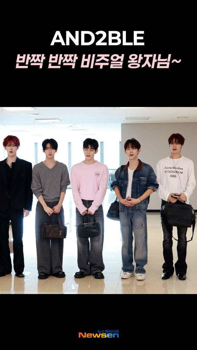 newsenstar's tweet photo. 앤더블, 반짝 반짝 비주얼 미쳤다🤩 #Qurious #김포국제공항 #출국 #공항패션 https://t.co/R8kjqVO0in 출처 @YouTube
#앤더블 #AND2BLE #AND2BLE_Curiosity #and2ble_curious #한유진 #김규빈 #리키 #장하오 #유승언 #HANYUJIN #KIMGYUVIN #RICKY #ZHANGHAO #YOOSEUNGEON https://t.co/03vORZbhCZ