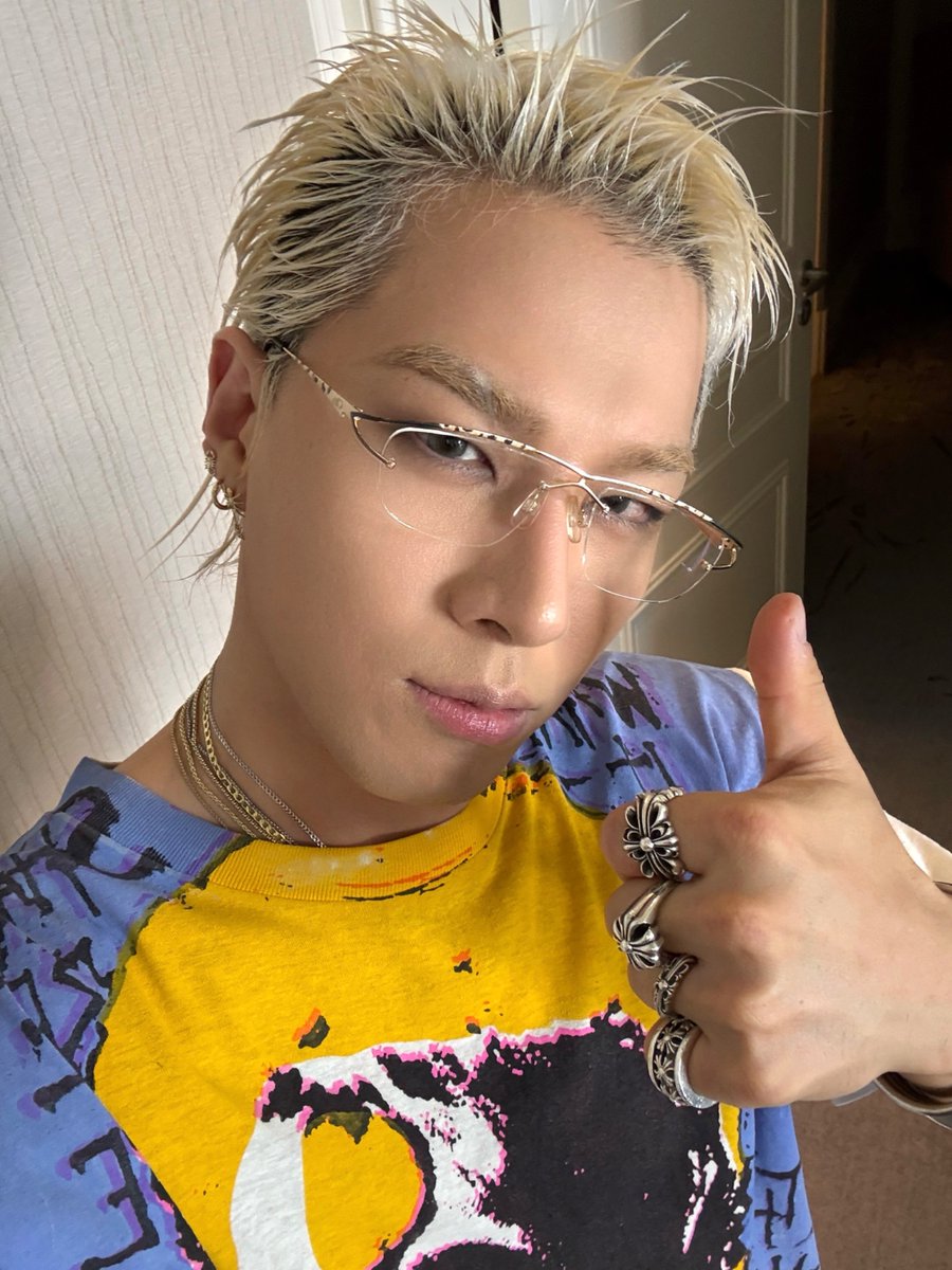 Realtaeyang's tweet photo. [📸] TAEYANG 'QUINTESSENCE' FANSIGN EVENT

✋☀️✋

#TAEYANG #태양 #QUINTESSENCE
#LIVEFASTDIESLOW #LFDS
#THEBLACKLABEL #더블랙레이블 https://t.co/DValQDDYkE