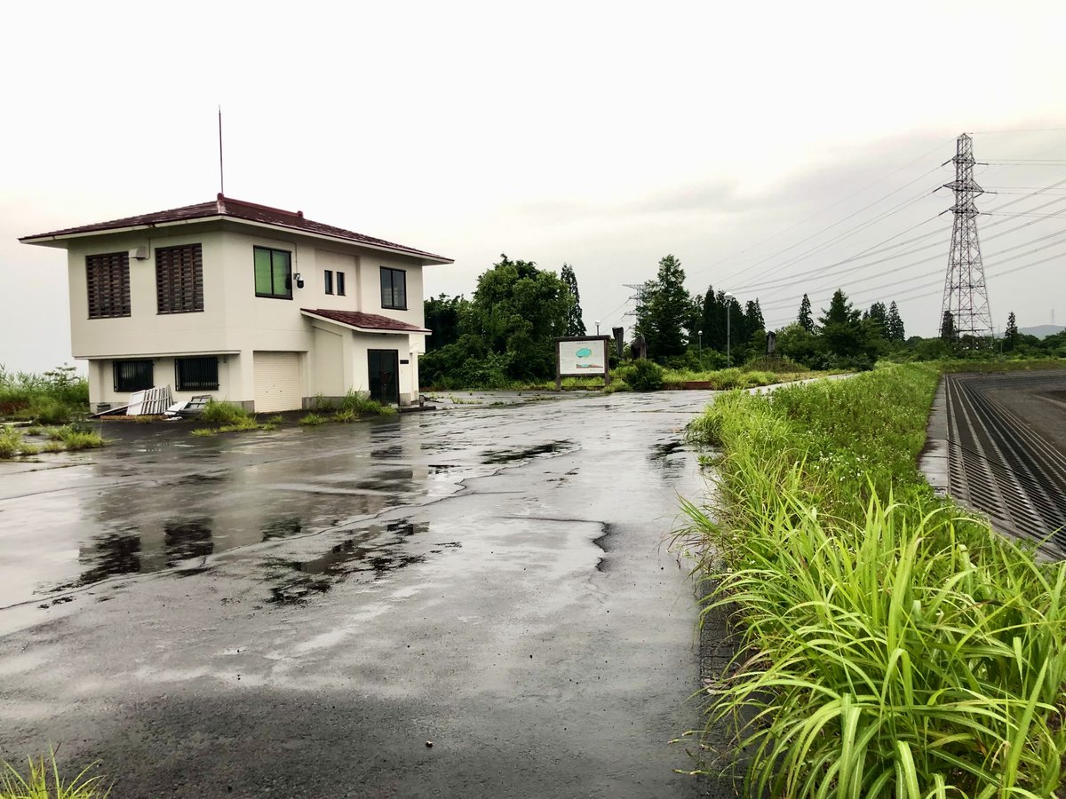 Haru_GIOIRE's tweet photo. 新潟県津南町の大谷内ダムを訪問。

津南郷土地改良区が管理するかんがい用の均一型アースフィルダムで、堤高23.2m・堤頂長1,780mを誇ります。堤頂長は日本一を誇り、総貯水容量は約120万m³。
台地を囲むように築かれた環状の堤体が特徴。

合計968基目、#新潟県 #大谷内ダム にチェックイン！ #DamApp https://t.co/YK1imHJBl3