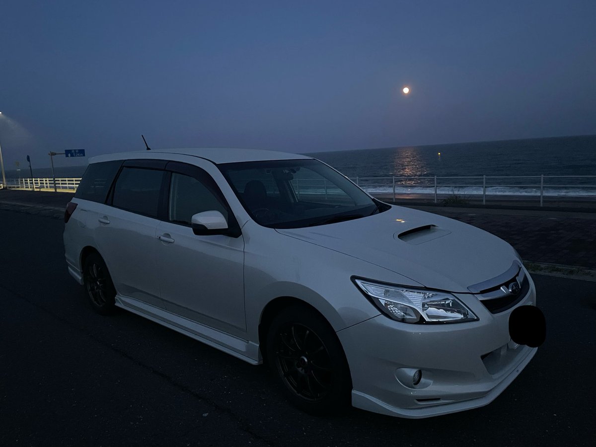 ogataka_chan's tweet photo. 今夜は満月🌕なのかなぁ❓
海面に映る光がキレイだったので、思わず愛車と満月🌕のコラボ写真を撮ってしまった🤣🤣🤣
さてと、のんびり帰宅しま〜す
(￣^￣)ゞ
さすがiPhone‼️
画像がキレイだぁ〜🤭🤭🤭 https://t.co/CcqTnAM9qS