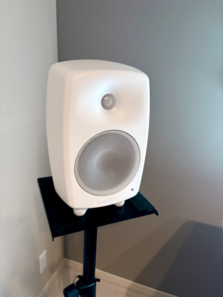 yuko_composer's tweet photo. 白のGenelec8330届いた
足がかわいくてヨシヨシ◎ https://t.co/Nm8sd2rNGt