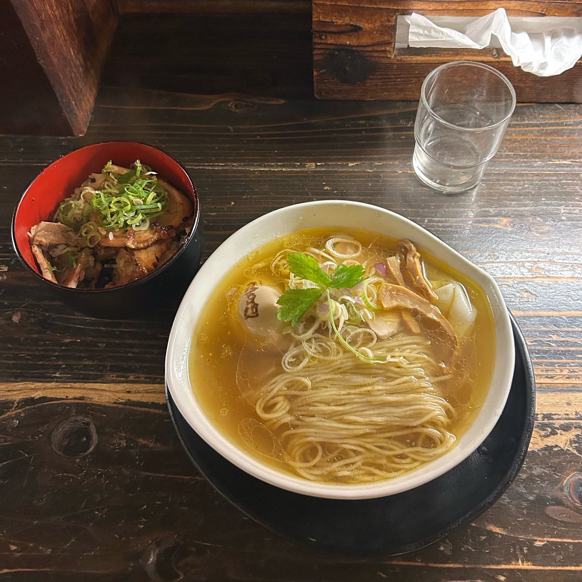 tsuki8_8's tweet photo. この日ライブ終わりに食べた天下ご麺というラーメン屋の塩ラーメンが美味しすぎて美味しすぎて忘れられない、はじめてラーメンのスープ飲み干した https://t.co/w4doXU3det