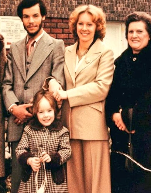 TraciHarris1970's tweet photo. @orlaminihane @pinkladies_uk You could be one of my girls, you have my colour eyes and even my forehead, but it's much prettier on you💖
Just look at me as a child 🫣
We have too much brain power 😉🧐
Your beautiful princess, and my oldest is 39 so you'd fit right in. 
I have an amazing hairdresser of 34yrs https://t.co/qIYvymItSO