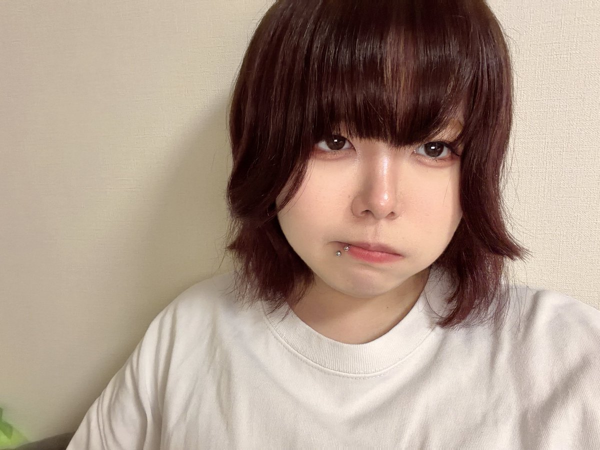 wani____m2's tweet photo. くせっ毛ワイ、湿気がすごい時期は姫カットが消えます。
右側も左みたいにいい感じになればいいのに😔 https://t.co/7m9lELOprK