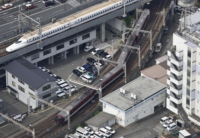 OneajtD_looove's tweet photo. 近鉄京都線で29日朝、京都駅発の普通電車が出発1分後に脱線。乗員乗客33人にけがはなし。近鉄は謝罪し、京都～上鳥羽口間は終日運転見合わせの見通し。運輸安全委員会が原因調査中。通勤・通学に大きな影響が出ています。 https://t.co/5iD6tkJOoN