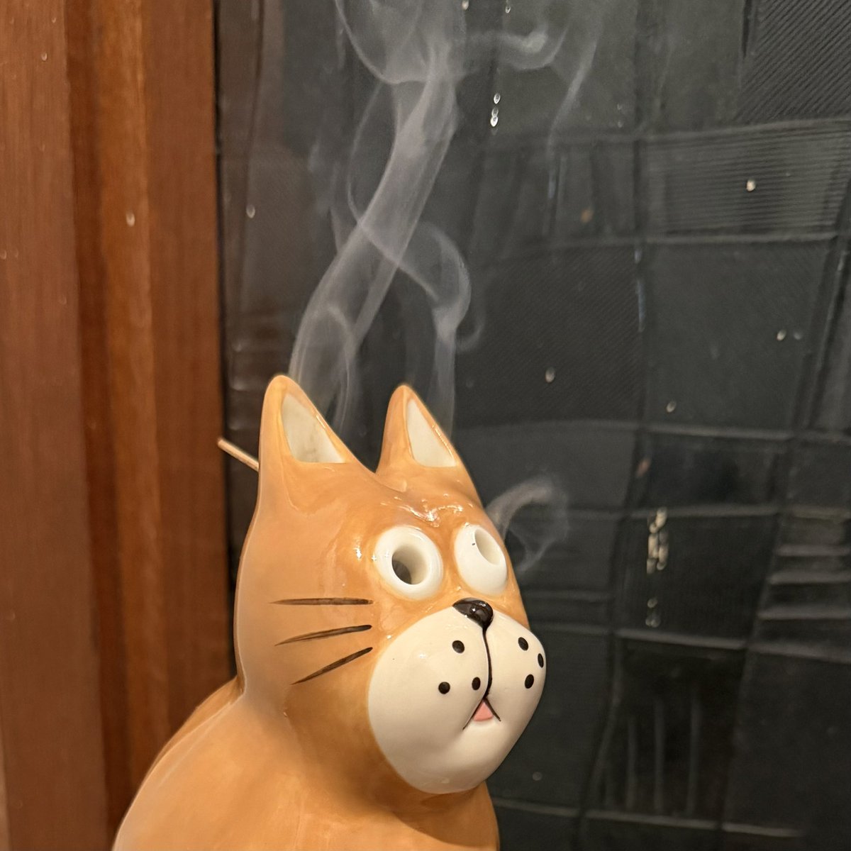 miyoshirug's tweet photo. 猫のお香立て🐈
中にネズミがいます🐭 https://t.co/4OI3IUlyCp