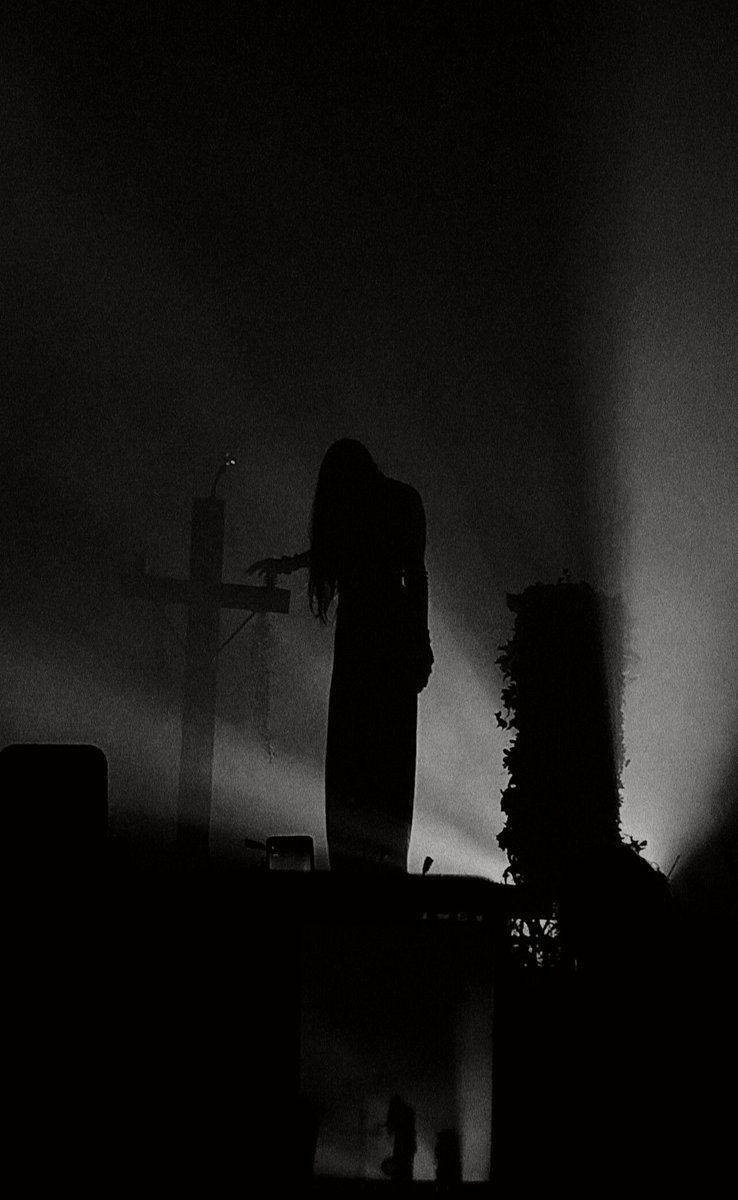 luvvettel's tweet photo. i miss her creepy spooky stance https://t.co/MZpfiE02PX