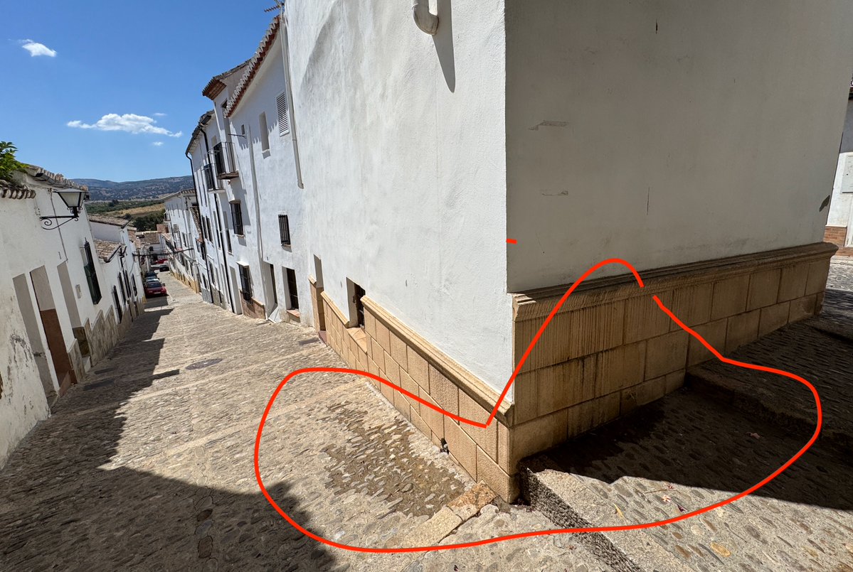 JonNazca's tweet photo. Una pareja joven española acaba de aparcar en una calle del casco antiguo de #Ronda para hacer turismo, ¿y lo 1º que haces es orinar con gente pasando y tu novia mirando riéndose? Busca un WC. Turistas como tú, que nos falta el respeto, no los queremos en nuestras @CallesDeRonda https://t.co/i7Dw1SrwQr