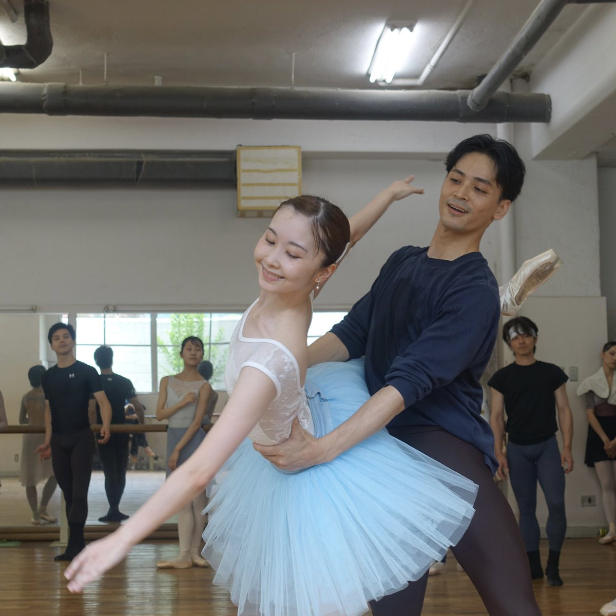 SDB_ballet's tweet photo. 今週土曜はやまぎん県民ホール@yamagata_bunka にてリラックスパフォーマンス🩰
リハーサルも大詰めです💪

「白鳥の湖」
オデット/オディール：阿部裕恵
ジークフリート：林田翔平
ロットバルト：久野直哉 https://t.co/3yhAJA29tX