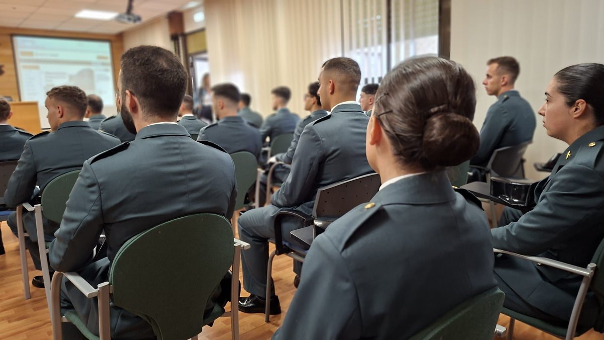 guardiacivil's tweet photo. 📍 Serán 40 semanas de aprendizaje sobre el terreno.

🤝 Estas mujeres y hombres aplicarán la instrucción recibida acompañando a las patrullas más veteranas. Una mezcla de savia nueva y experiencia operativa para estar más cerca de ti cuando más lo necesites. https://t.co/p953cbNtQs