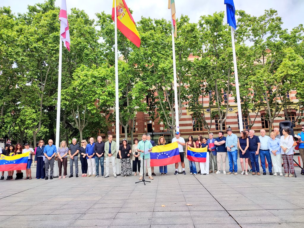 PR_Logrono's tweet photo. 🇻🇪 🕊️ Nos sumamos al minuto de silencio en recuerdo a las víctimas de los terremotos que han sacudido Venezuela y respaldamos la ayuda humanitaria que destinará el Ayuntamiento de Logroño.

Todo nuestro apoyo y solidaridad con el pueblo venezolano en estos momentos tan difíciles. https://t.co/OHxXEQamCw