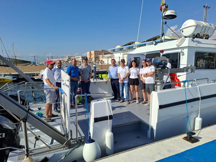regiondemurcia's tweet photo. 💻🌊El Gobierno regional refuerza la monitorización científica del Mar Menor con la red de boyas inteligentes de la UPCT.

🚢Juan María Vázquez visita junto al rector de la Universidad Politécnica de Cartagena, Mathieu Kessler, una de las plataformas de medición ambiental desplegadas en la laguna a bordo del buque 'UPCT Ocean Mind'.

🤝El consejero destaca que "la colaboración entre administraciones, universidades y centros de investigación ha convertido al Mar Menor en uno de los ecosistemas más monitorizados del mundo".

👉Noticia: https://t.co/Kh5oR6r2dM