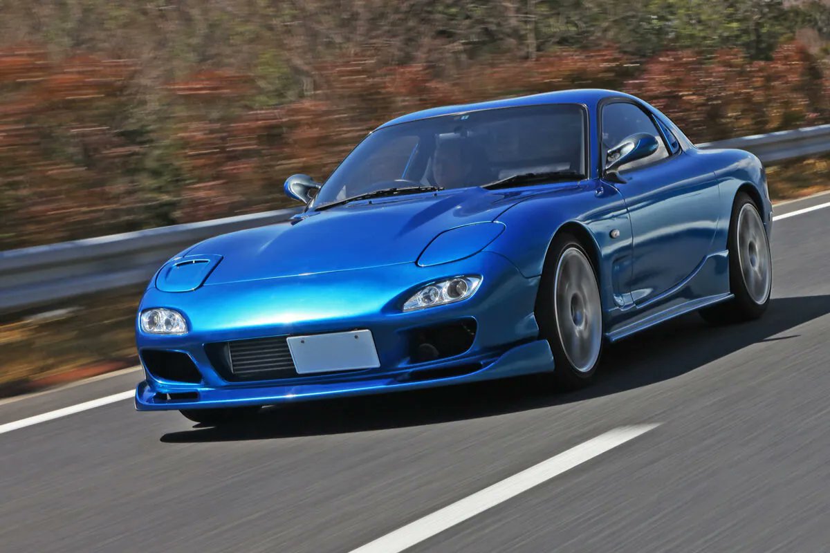 TunedCarsJapan's tweet photo. 「FD3Sのカタチは好きだけどロータリーは…」そんなオーナーに向けた完全合法の直6スワップ術！
https://t.co/9m5jpaiT09

ロータリーを愛する人には受け入れ難いかもしれない。しかし、メンテナンス性や耐久性、扱いやすさを求めた結果、FD3Sは1JZ-GTEターボという答えに辿り着いた！ https://t.co/SlpGFUk9Mk