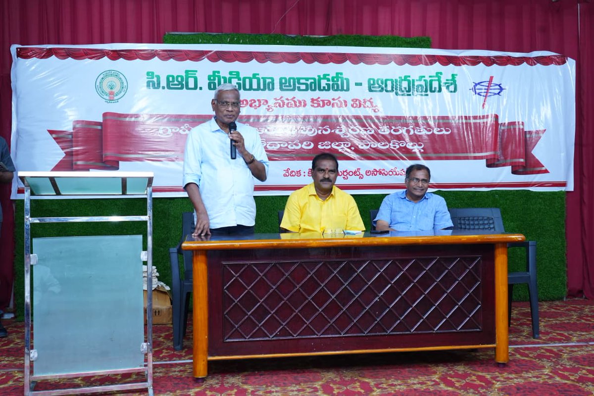 appressacademy's tweet photo. సి.ఆర్.మీడియా అకాడమీ ఛైర్మన్ శ్రీ ఆలపాటి సురేశ్ కుమార్ : రాజ్యాంగం పౌరులకు ప్రసాదించిన  స్వేచ్ఛ ఉన్నతమైంది. ఆర్టికల్ 19 (1) లోపత్రికా స్వేచ్ఛ దీనికి అతీతం కాదని  మీడియా  గమనించాలి. పాత్రికేయులుగా   పౌరుల స్వేచ్ఛను గౌరవిస్తూనే   సామాజిక శ్రేయస్సుకు దోహదం చేసే వార్తలు రాయాలి. https://t.co/XaiwsAW2ZH
