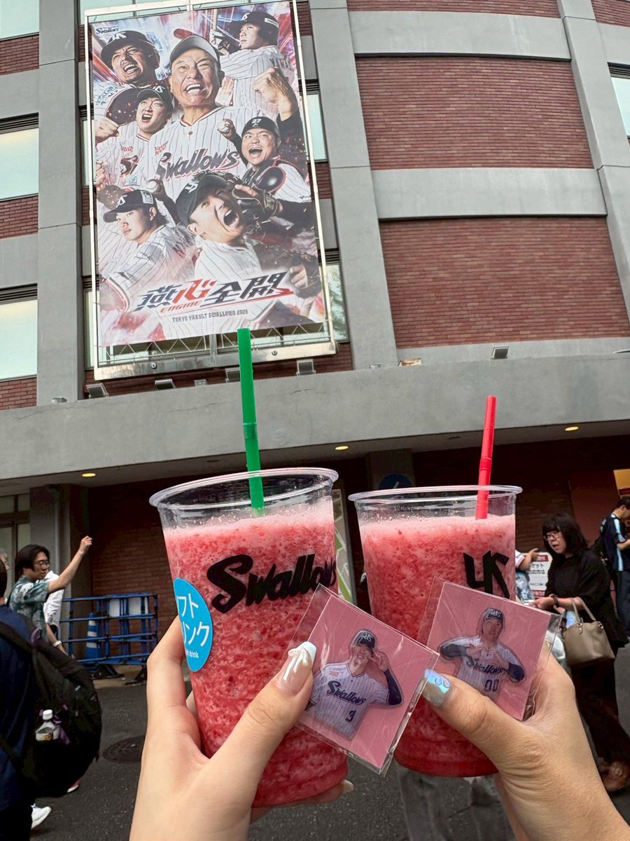 1934chan's tweet photo. 豪華　スイートベリー　MIXスムージー

#明治神宮野球場
D’sスタジアムステーキ

価格:850円
おすすめ度:★★★★☆

注文したらお姉さんが目の前で小さいミキサーで作ってくれました😸
人工的な甘さではなくそのままの苺の甘みを感じるスムージー
ただ、めちゃくちゃ分離します😭
しっかり混ぜてから飲んでください🍓

#球場メシ　#神宮グルメ